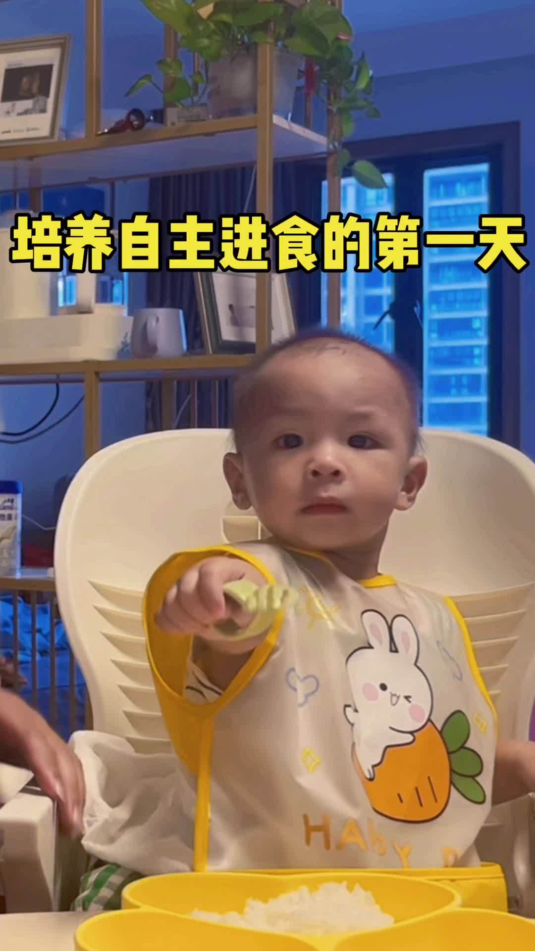 培养自主进食的第一天。干饭宝宝上线 干菜汤这味道是刻在绍兴人基因里的,宝宝的下饭神器。自主