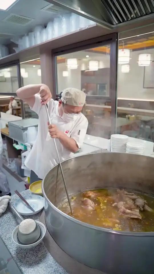 在阜阳，喝牛肉糁汤。第一时间想到的一定是他家！