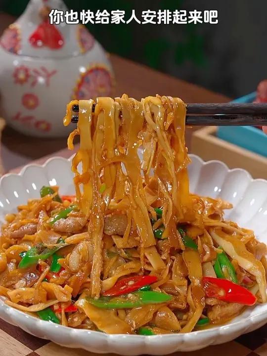 记这个脆脆嫩嫩的糯米笋真的太下饭了，随便一炒都好吃，每次做这道菜米饭都不够吃