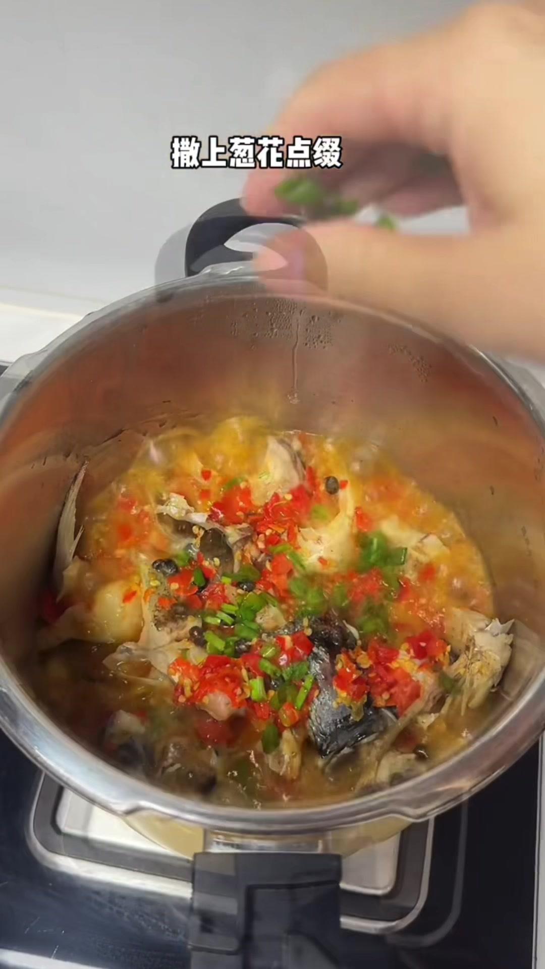 分享一道剁椒鱼头的最新做法,关键是剁椒酱正宗!抖音美食推荐官 剁椒鱼头 抖音美食推荐官 农