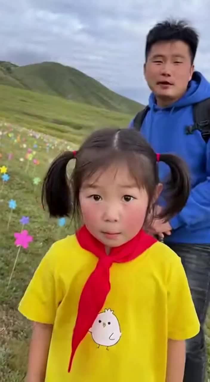 双马尾小鸡衣,撞进山野春天里?