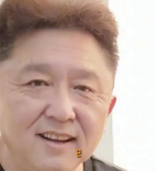 炙子烤肉作为老北京一种传统的烤肉方式。用铸铁条铁打制一个圆圆的,大大的炙子烤炉。等待着炭火