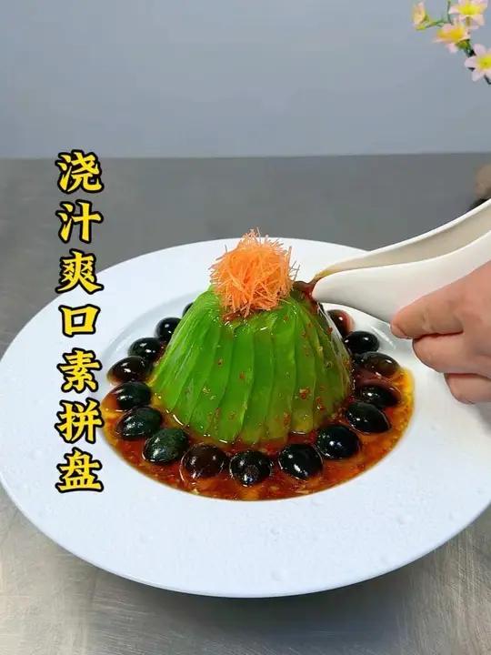 青笋搭配皮蛋鸡蛋干花生米也能做出吃不起的样子，做法简单摆盘精致，爽口解腻