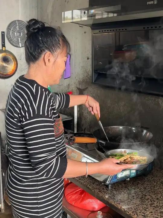 这个湛江特产鱿鱼干真是吃不腻，今天做个蒜苗炒鱿鱼，鱿鱼脆嫩弹牙，鲜香入味，米饭都能多干两碗