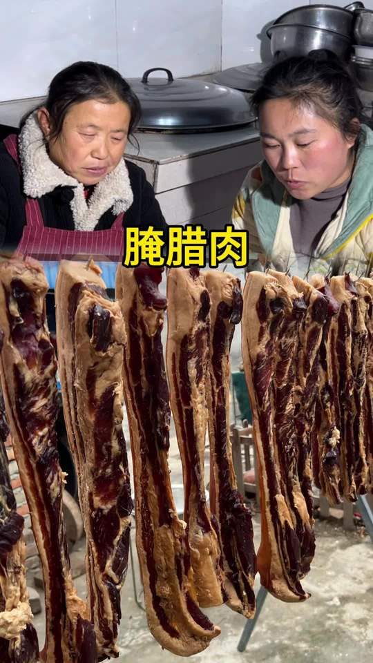 婆婆腌腊肉方法简单，晶莹透亮，蒸蒸炒炒都好吃