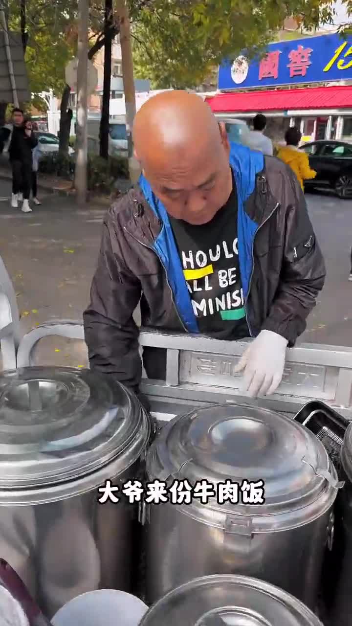 天津街头的牛肉饭 99块钱三份牛肉 牛肉软烂不塞牙