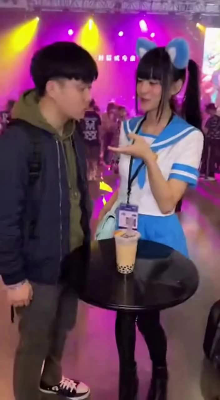 猫耳少女漫展唠嗑 奶茶在旁当听众