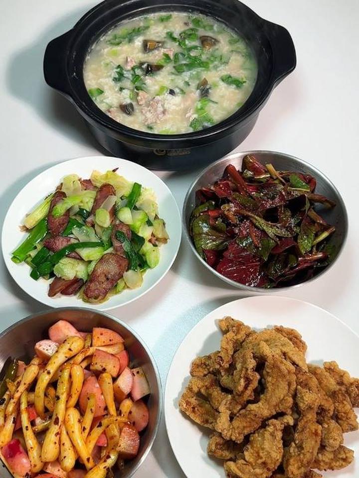 一家人的晚饭，皮蛋瘦肉粥，儿菜香肠，泡菜，酥肉，糖醋折耳根