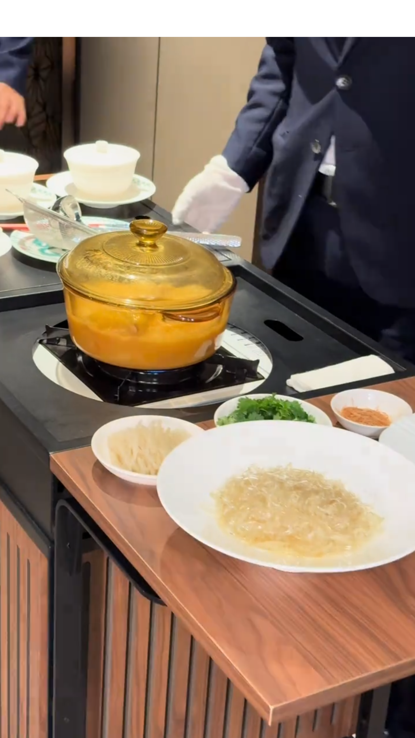博主称上海一餐厅半只鸡卖1999元,店方:主食材还有鱼翅