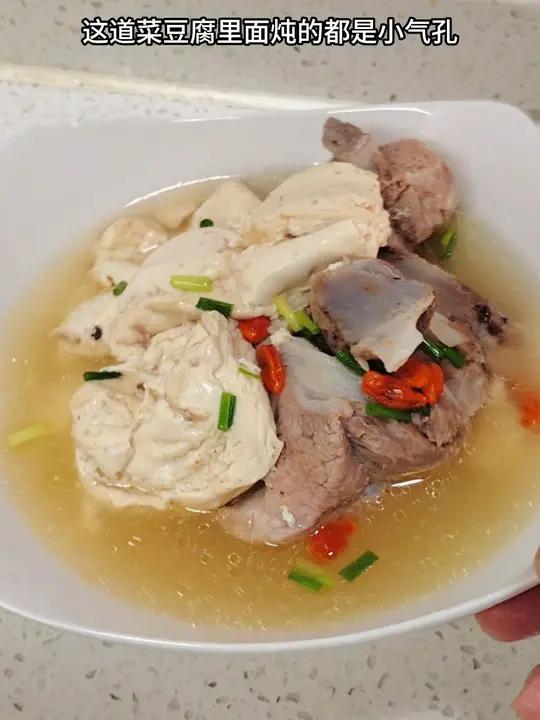 老豆腐炖猪大骨,豆腐里面炖的都是小气孔,吸饱了汤汁,比肉还好吃
