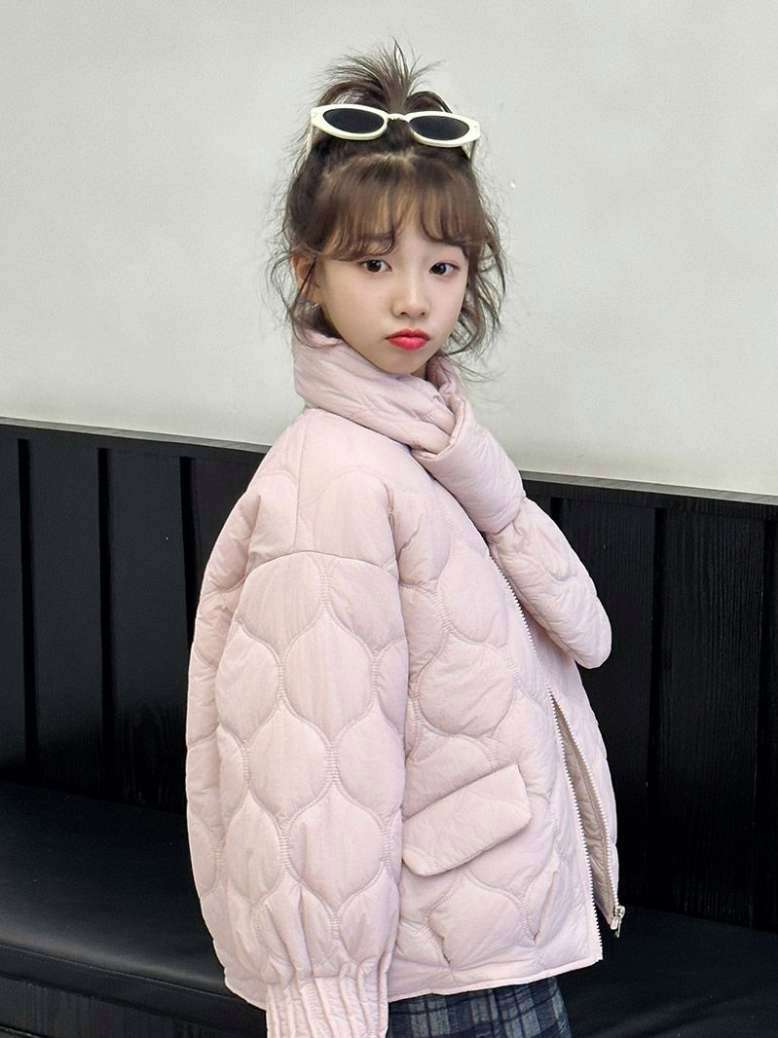 温柔感满分的粉色绗缝棉服,保暖又时髦 这件浅粉色绗缝棉服设计太用心啦～独特的菱格纹路精致又