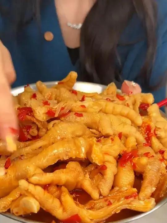 也来卷了 这个无骨鸡爪 个大肥美 Q弹有嚼劲 入口酸酸辣辣的贼入味 真的好好吃