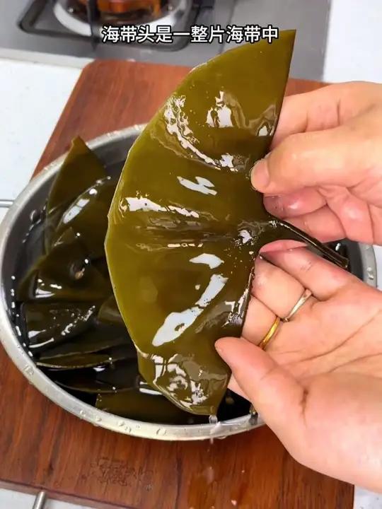 今天分享一道我们全家人都爱喝的海带头筒子骨汤的做法,汤鲜味美,营养又好喝!海带头筒骨汤海带