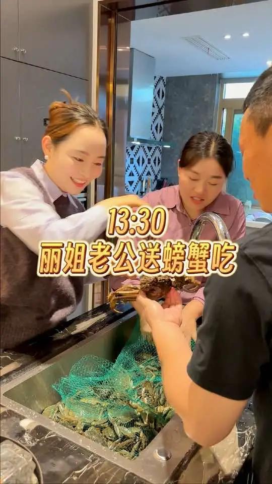 今天丽姐老公从湖北带来了很多大闸蟹专程送过来,中途发生了趣事哈哈环环去买了菜一起吃晚饭,大