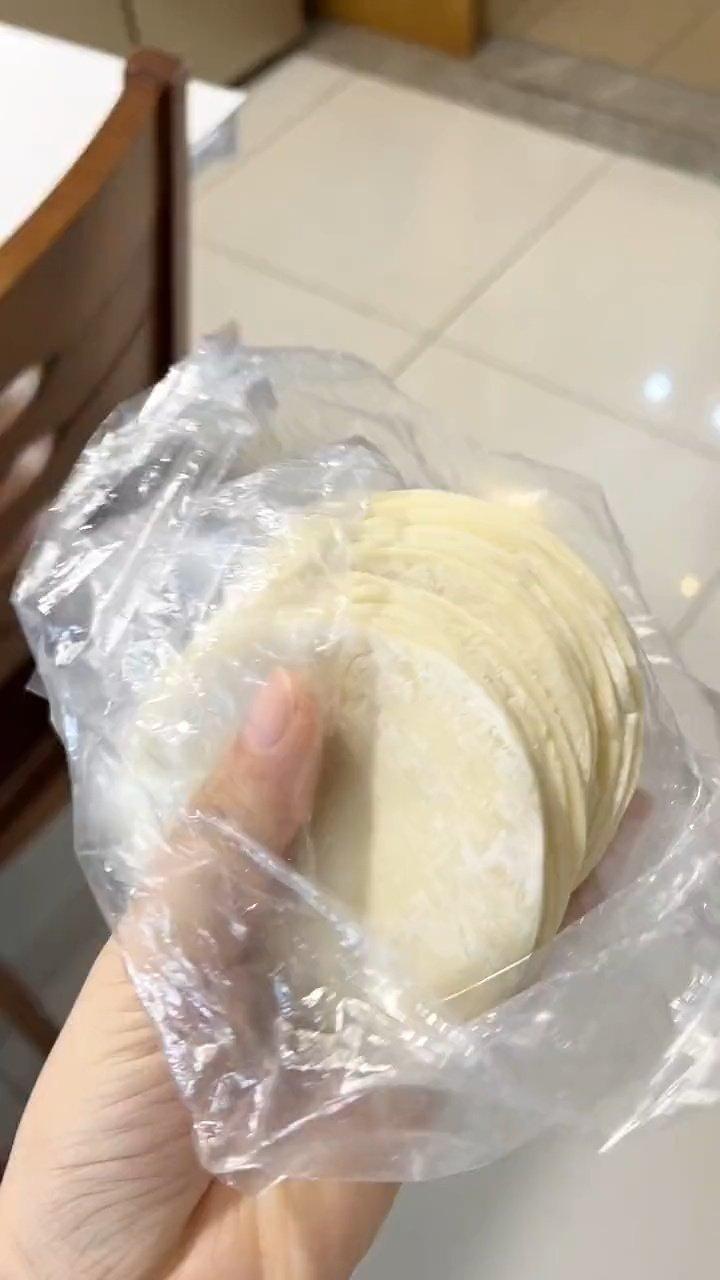 厨房用火不离人 今天你吃了吗?「思考」「思考」「思考」快快快,饺子皮也可以做肉丝卷饼了,巨