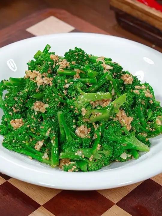 这是年夜饭很火的西兰花西吃神仙吃法，大酒店卖到158一份，在家做只要几块，浓郁的芝麻盐包裹
