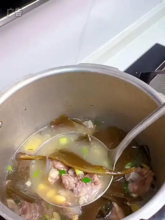 今天炖了一锅排骨海带头汤,汤鲜味美、营养又好喝,里面的海带头又软又糯,这个季节可以多给家人