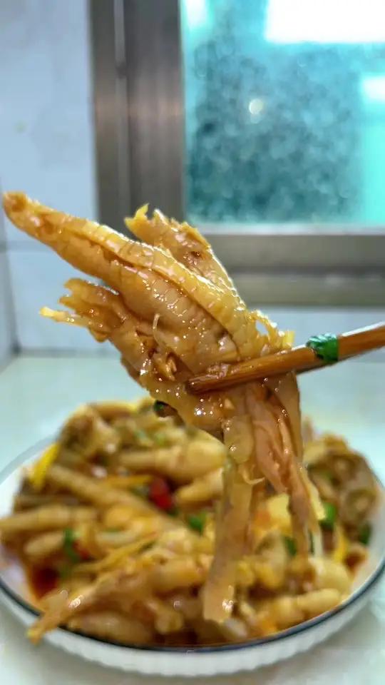 柠檬鸡爪怎么做才好吃呢？今天教你一个简单做法，酸辣过瘾！