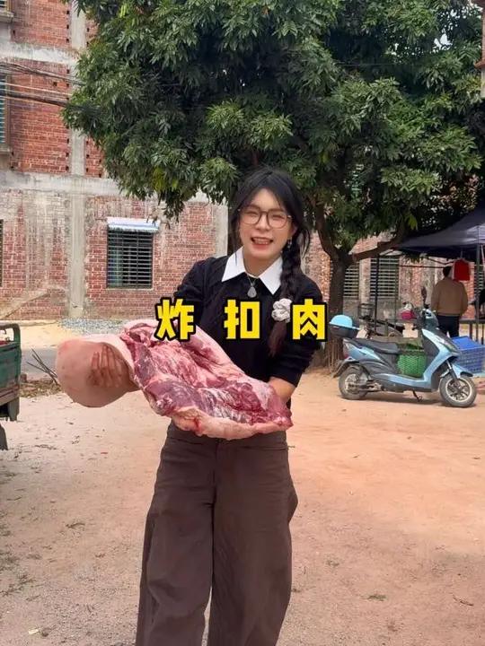 今天做一个我们农村酒席最受欢迎的一道菜 香芋扣肉