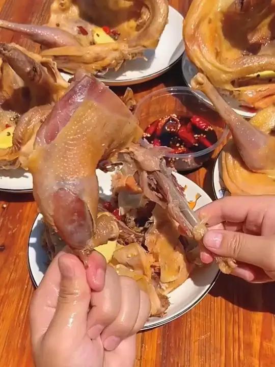 风干鸡火锅 你可以没来过湖北，但是荆门十里铺的特产风干鸡一定要尝一下，肉质紧实不咸不淡，腊
