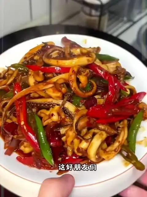 鱿鱼须炒蒜苔 超级好吃又下饭的一道家常菜，全家老小都喜欢吃，做法很简单几分钟就搞定鱿鱼须炒