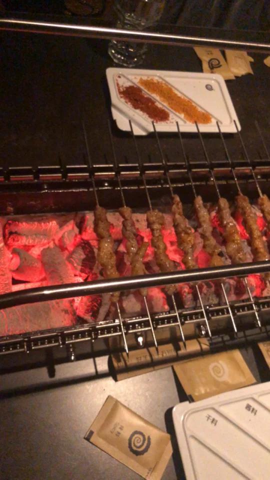 打卡很久以前烤串,之前就来过一次。超爱烤馒头片,烤羊肉。我这种不怎么爱吃肉的人。都忍不住多