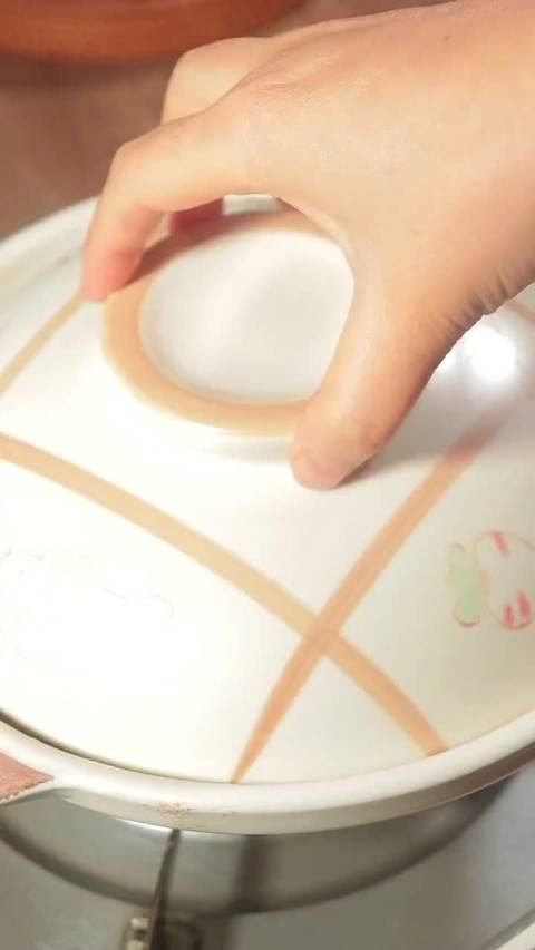 中午吃什么「金针菇豆腐虾仁煲」特别适合秋冬的金针菇豆腐虾仁煲,鲜香味美,低卡又美味~「馋嘴