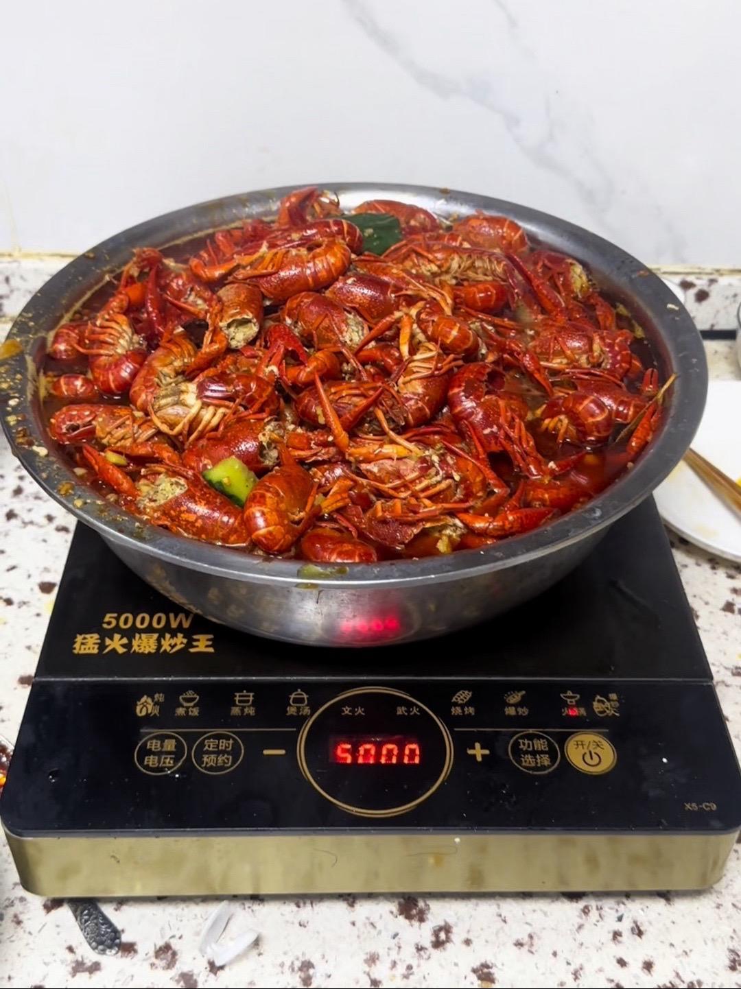 第一次做小龙虾,摄影师我儿子,边拍边玩游戏,我服了
