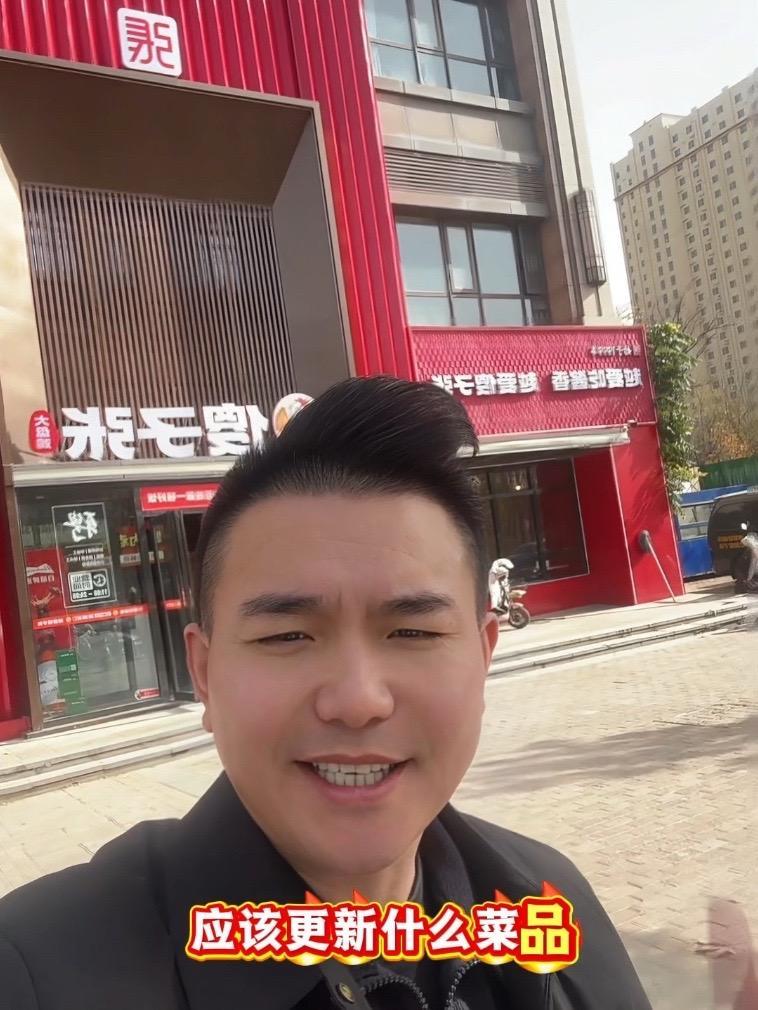 大盘鸡店冬季王炸上新 大盘鸡店冬季王炸上新!暖锅炖着鲜鸡糯薯,汤汁咕嘟裹着疆味醇香,一口暖