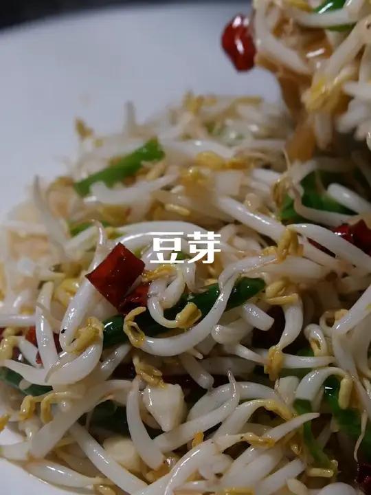徐州有名的菜可能就是这个简单的绿豆芽 要把这个绿豆芽炒好吃,其实还挺难的