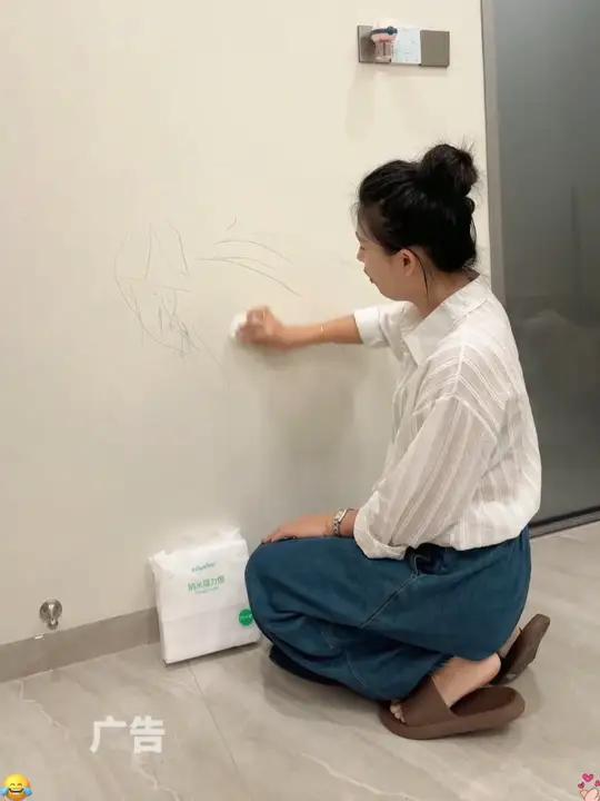 乳胶漆墙面脏了再也不用发愁了,就用这个魔力擦海绵,沾点水轻松一擦就干净了,菱花白,杏子灰,