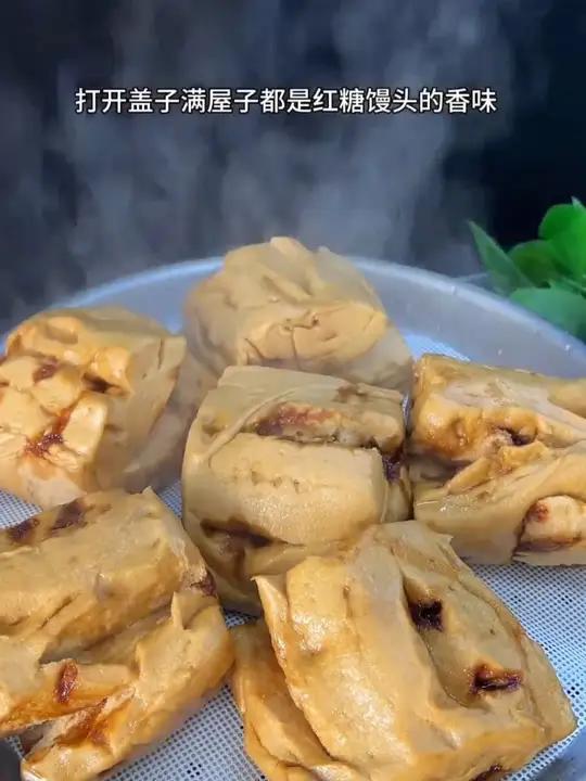 平常来不及作早餐的时候,我都会蒸一锅红糖馒头,好吃又方便,蒸几分钟就可以,松软香甜,吃到嘴