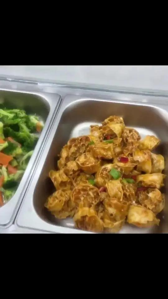 郾城区江皇淝入选漯河市快餐热销榜,抖音评分4.7。卤肉种类多,现推招牌椒麻鸡,味道超绝。周