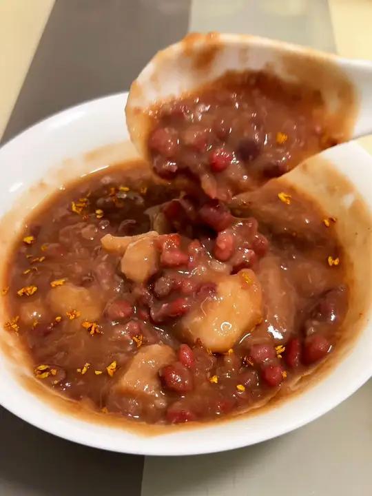 在家用电饭煲就可以轻松搞定的香芋红豆沙,香甜又软糯,喝完暖暖的真的太适合这个季节了
