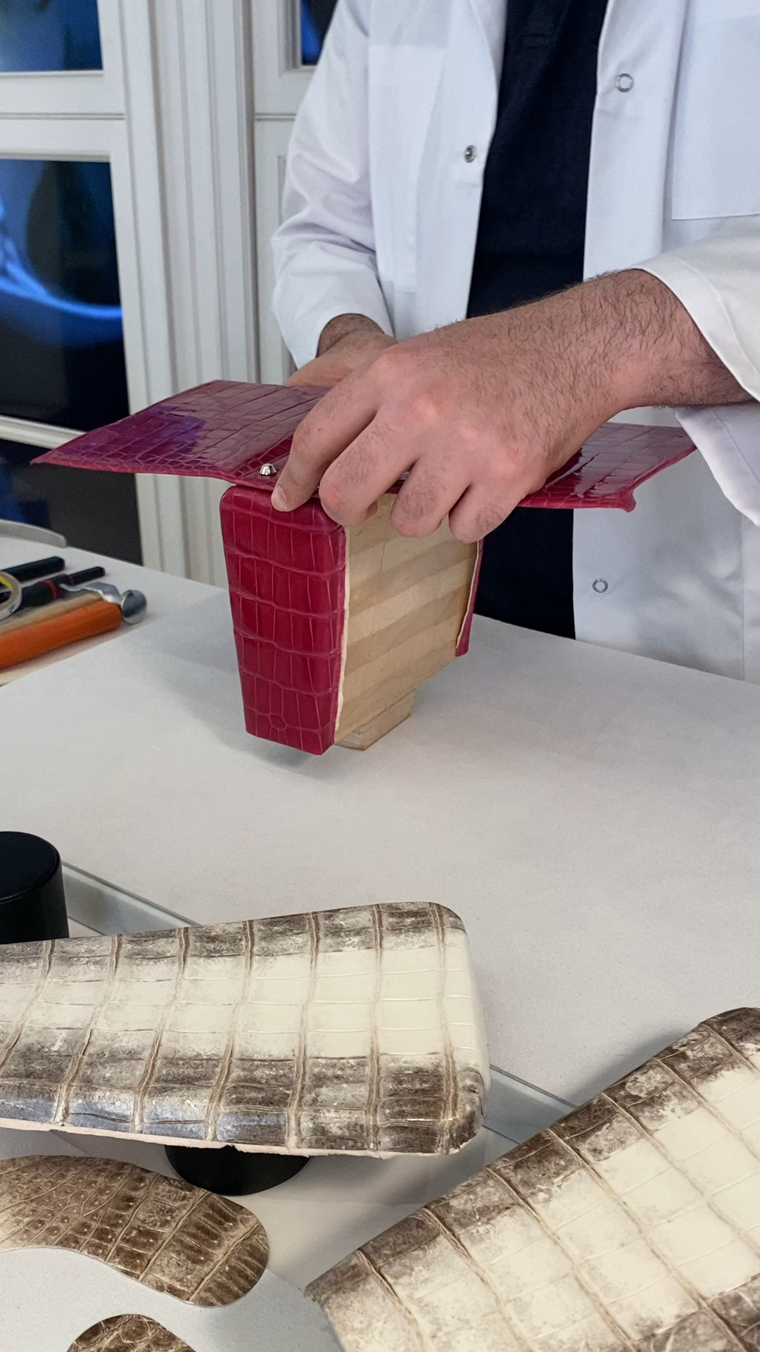 如何做一只鳄鱼皮包