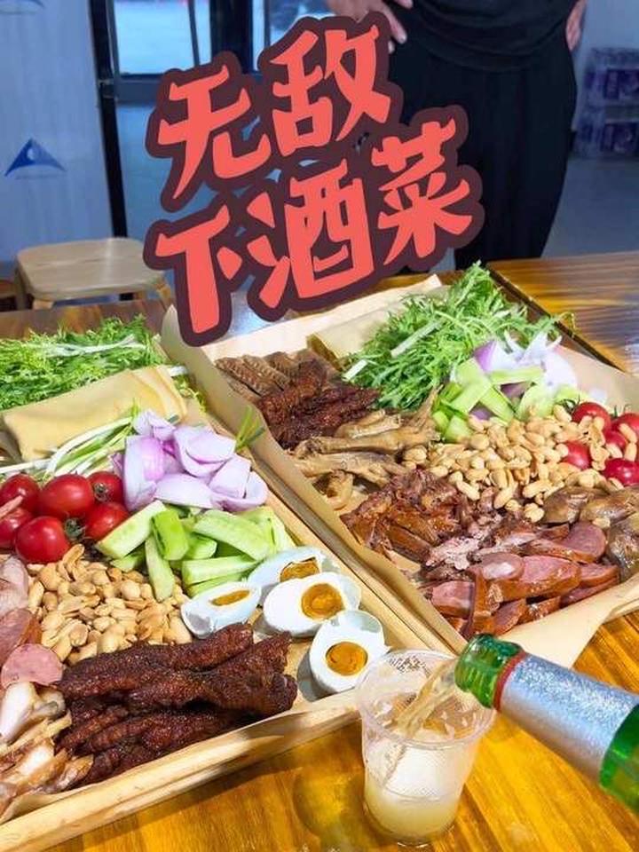 晚上没事做下酒菜拼盘，有卤肉鸭货蘸酱菜刚好喝两杯