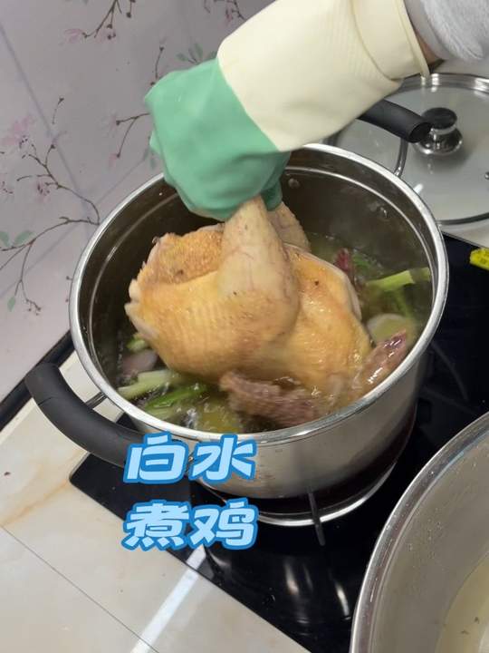半年以上一年内的鸡，白水煮，蘸料放香菜小米辣更香