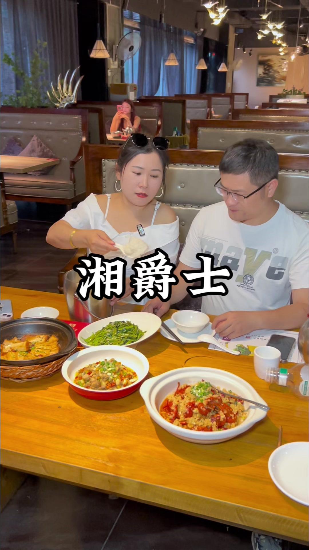 在这个吃饭太便宜了,炒田鸡加一个豆腐,再加一个小菜39.9,现在吃饭是真的便宜,不团你都会