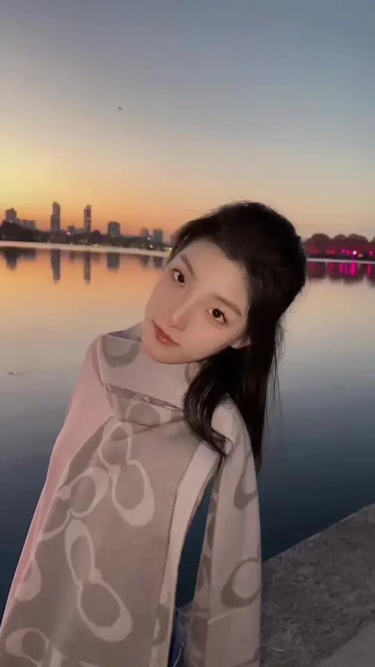 总有人喜欢素面朝天爱笑的你  氛围感 日落 分享照片 双鱼 上热门