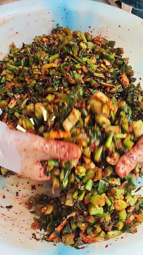老昆明水腌菜教程，酸辣爽脆，炒煮必备，快收藏做起来