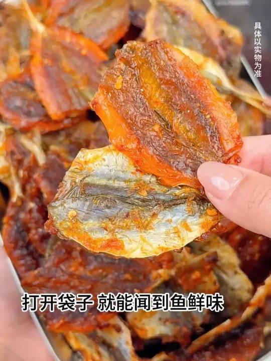 三大包三种口味,你看看才啥价!它选用的都是来自安达曼海捕捞的金带鲹鱼,每一片都是低温烘烤出