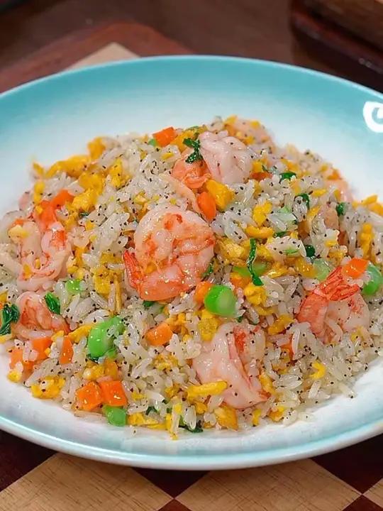 简单方便又好吃的升级版虾仁炒饭，孩子超爱吃，每次做我家孩子都能吃光盘