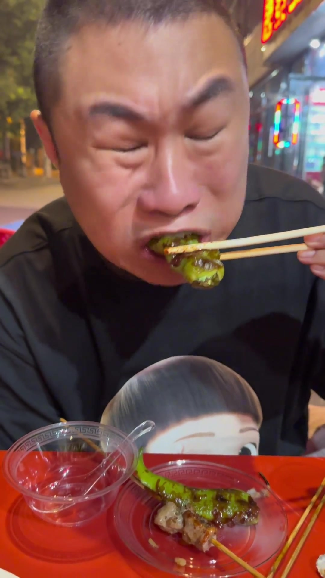 感受一下唐啤和烧烤,肉串和肉筋配上炒饼嘎嘎香