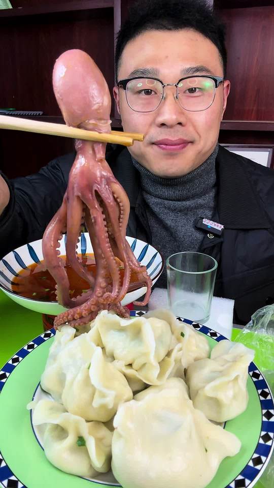 八爪鱼与韭菜鸡蛋馅的饺子