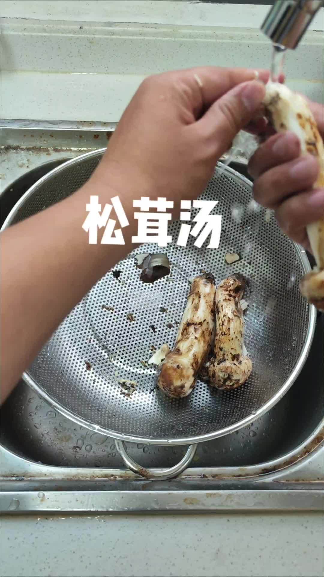 第一次试做松茸汤,喝光汤,又胖了一斤。松茸做法