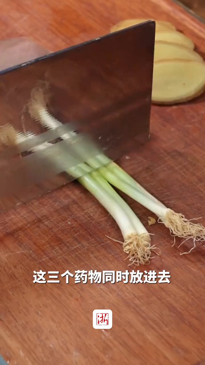 网上爆火的“葱姜香菜汤”真能治感冒?