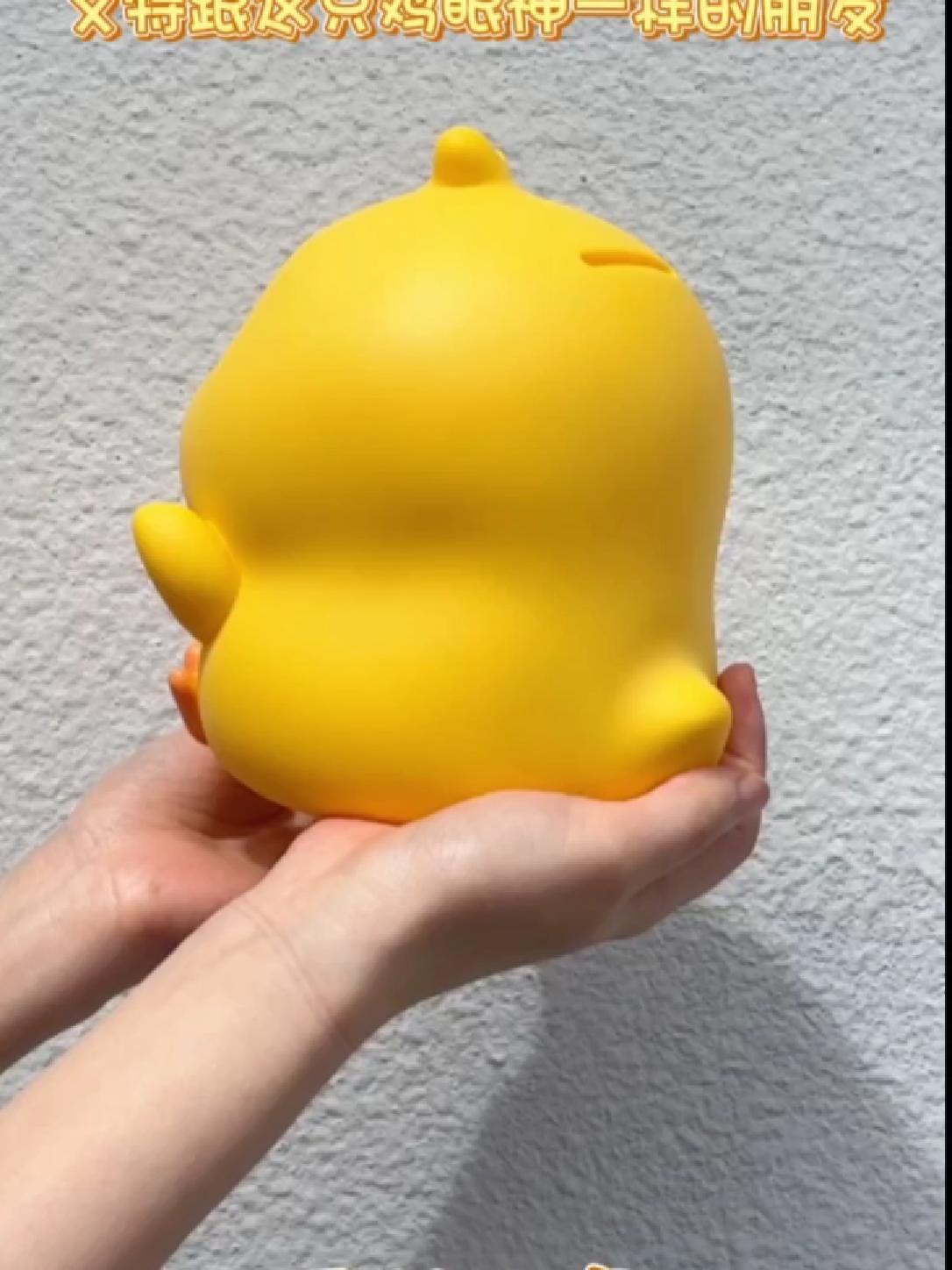 艾特跟这只鸡眼神一样的朋友。圆乎乎系列之肥小鸡 原创设计 卡通小鸡 IP形象授权 艾特出最