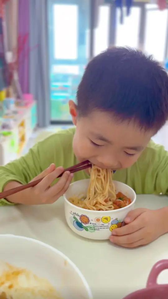 西红柿牛腩搭配挂面简直太完美了 西红柿牛腩浇在面上,好吃到起飞 白象五谷维养挂面 白象挂面