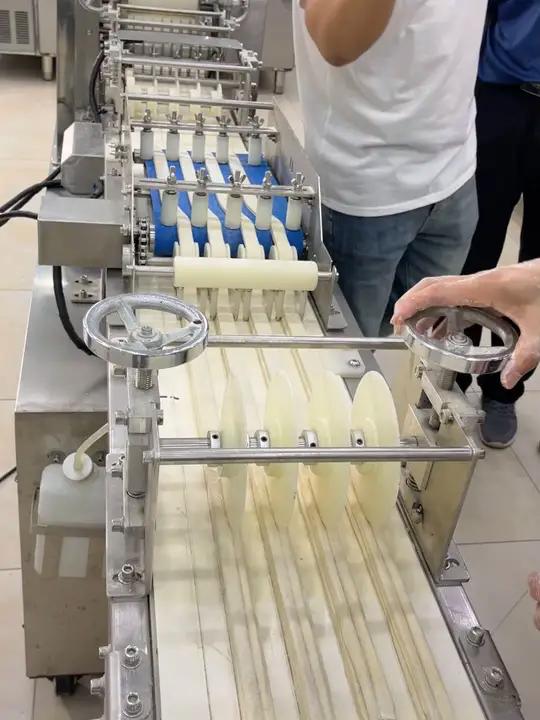 一键启动,油条机做出金黄酥脆美味的油条,解放双手 自动化生产线 车间实拍 食品加工 专业生