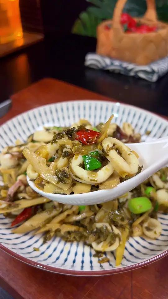 每天不知道吃什么,那你一定要试试这道雪菜笋烧鱿鱼鲜香下饭味道浓郁